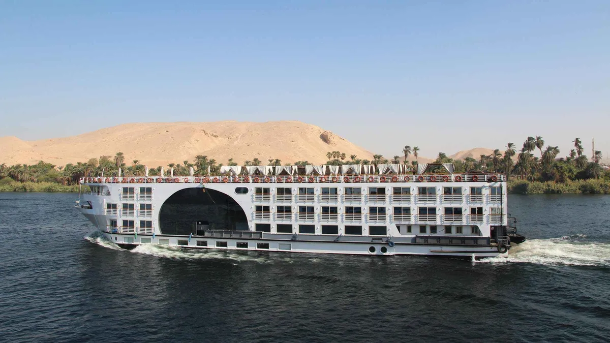Hot air balloons over Luxor at sunrise on a 4-day Nile river cruise package from Cairo